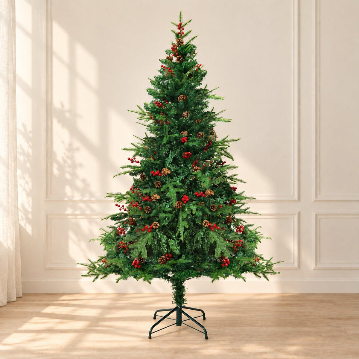 Sapin de Noël à baies rouges de 180 cm dans un intérieur ivoire et bois clair