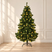 Sapin de Noël vert lumineux de 180 cm dans un intérieur ivoire et bois clair