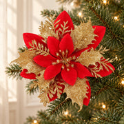 Fleur de Noël Éclat rouge et dorée dans les branches d’un sapin, vendue à l’unité