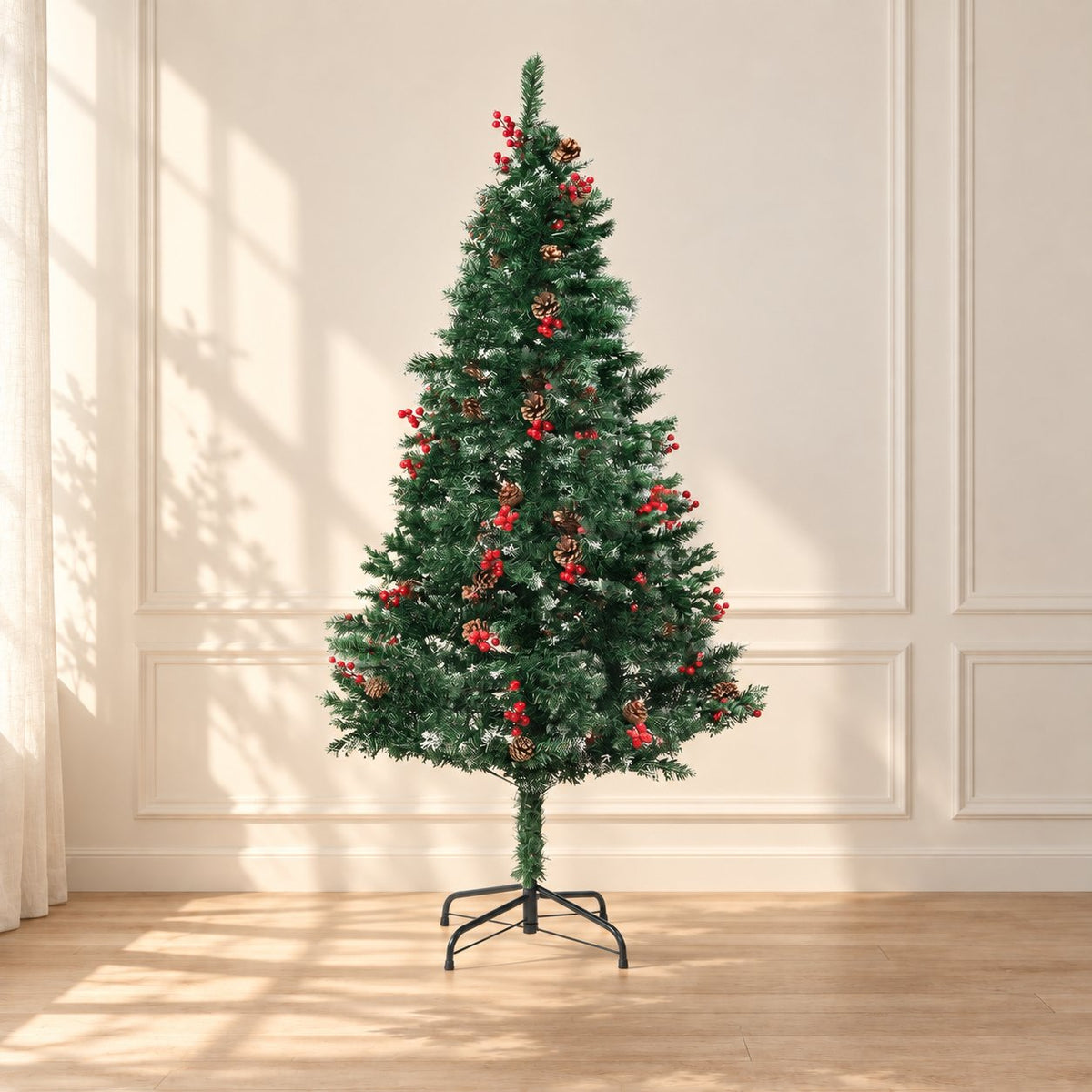 Sapin de Noël à baies rouges de 150 cm dans un intérieur ivoire et bois clair