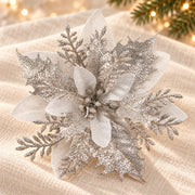 Fleur de Noël Éclat argentée, 14 cm, mise en scène sur lin ivoire