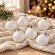 Détail de l’assortiment 36 boules blanches – 4 cm, présenté sur du lin ivoire