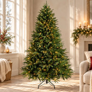 Sapin de Noël artificiel vert PE et PVC avec éclairage intégré et pied métallique, dans un salon ivoire