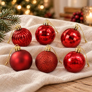 Détail de l’assortiment 36 boules rouges – 4 cm, présenté sur du lin ivoire