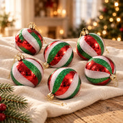 Détail de l’assortiment 6 boules spirales rouge, vert et blanc – 6 cm, présenté sur du lin ivoire