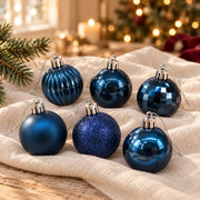 Détail de l’assortiment 36 boules bleu foncé – 4 cm, présenté sur du lin ivoire