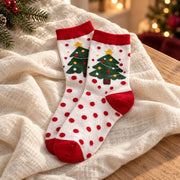 Paire de chaussettes de Noël motif sapin blanc et rouge, sur un fond en lin ivoire