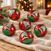 Détail de l’assortiment 6 boules rouges à sapins verts – 6 cm, présenté sur du lin ivoire