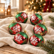 Détail de l’assortiment 6 boules rouge et vert à flocons – 6 cm, présenté sur du lin ivoire
