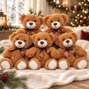 Lot de cinq ours en peluche bruns, nœuds satinés, mis en scène sur du lin ivoire