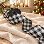 Détail du ruban de Noël aspect lin vichy noir et blanc, un rouleau de 4 cm de large