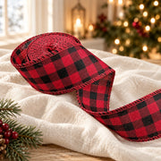 Détail du ruban de Noël aspect lin rouge et noir, un rouleau de 4 cm de large
