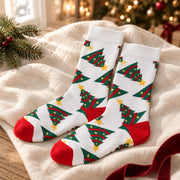 Détail des chaussettes blanches à sapins verts et pointes rouges du lot de cinq paires