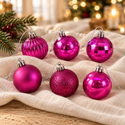 Détail de l’assortiment 36 boules fuchsia – 4 cm, présenté sur du lin ivoire