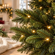 Détail du feuillage PE et PVC et de l’éclairage du sapin de Noël lumineux