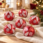 Détail de l’assortiment 6 boules rouges à spirales et flocons – 6 cm, présenté sur du lin ivoire