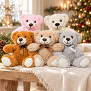 Lot de cinq ours en peluche de 35 cm aux couleurs assorties, photographié dans une ambiance de Noël
