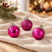 Détail de l’assortiment 24 boules fuchsia – 3 cm, présenté sur du lin ivoire