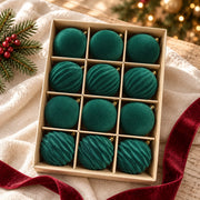 Lot de 12 boules de Noël vertes de 6 cm à finition velours, lisses et striées, dans un décor naturel
