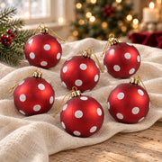 Détail de l’assortiment 6 boules rouges à pois blancs – 6 cm, présenté sur du lin ivoire