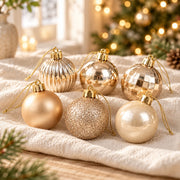 Détail des finitions champagne des boules de Noël de 4 cm, issues du lot de 36