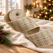 Détail du ruban de Noël aspect lin quadrillage écru, un rouleau de 4 cm de large