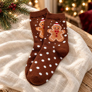 Paire de chaussettes de Noël motif pain d’épices caramel, sur un fond en lin ivoire