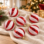 Détail de l’assortiment 6 boules spirales rouge et blanc – 6 cm, présenté sur du lin ivoire