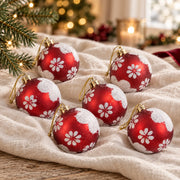 Détail de l’assortiment 6 boules rouges à fleurs blanches – 6 cm, présenté sur du lin ivoire