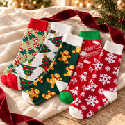 Lot de cinq paires de chaussettes de Noël à motifs sur un tissu ivoire