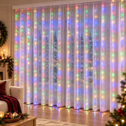 Rideau LED USB à points lumineux multicolores dans un salon de Noël