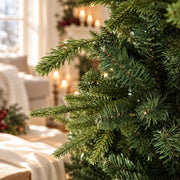 Détail des branches du sapin de Noël artificiel vert en PE et PVC