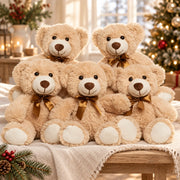 Lot de cinq ours en peluche beige de 35 cm avec nœuds satinés, dans un décor de Noël lumineux