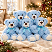 Lot de cinq ours en peluche bleus, nœuds satinés, mis en scène sur du lin ivoire