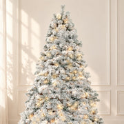 Détail du sommet et des branches lumineuses du sapin blanc enneigé de 230 cm