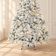 Détail des branches basses enneigées et du support du sapin blanc de 230 cm