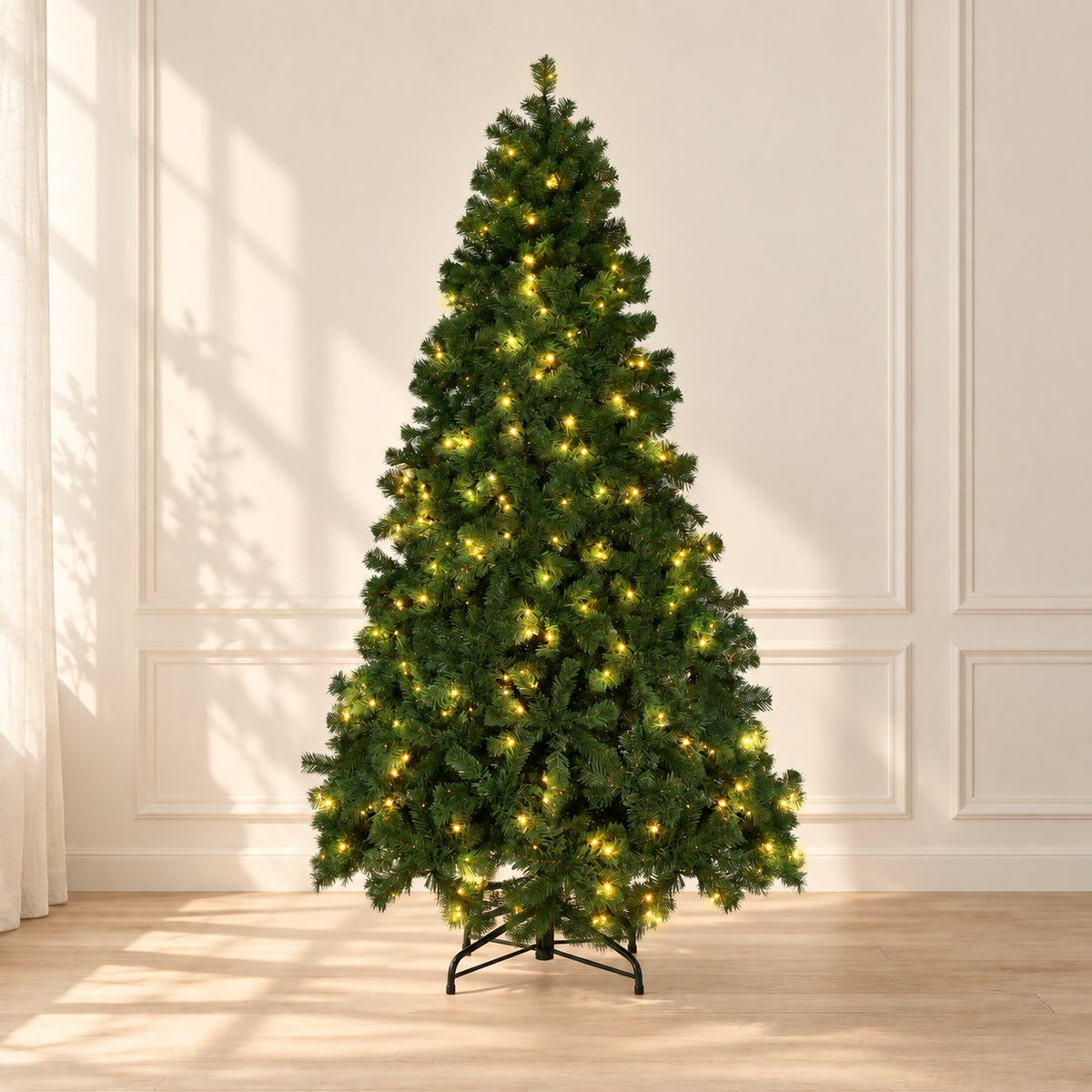 Sapin de Noël vert lumineux de 230 cm, vue de face avec son support en métal
