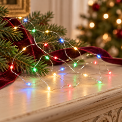 Fil de Lumière, micro-guirlande LED multicolore dans un décor de Noël