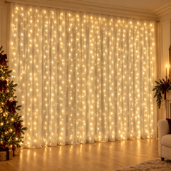 Grand Soir, rideau LED blanc chaud dans un salon de Noël