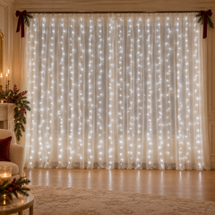 Grand Soir, rideau LED blanc froid dans un salon de Noël